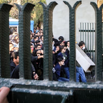 Studenter drabbar samman med kravallpolis i centrum av Teheran