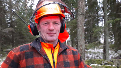 Dan Falk arbetar som skogshuggare åt Vasa stad.