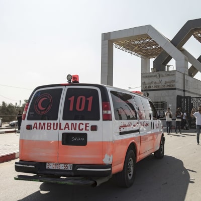 En ambulans på väg över gränsen från Gaza till Egypten.