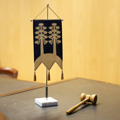 Mäntyharjun kunnan vaakuna ja puinen nuija pöydällä.