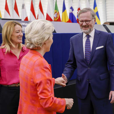 Tsekin pääministeri Petr Fiala kättelee EU-komission puheenjohtajaa, Ursula von der Leyenia, Euroopan parlamentissa. 