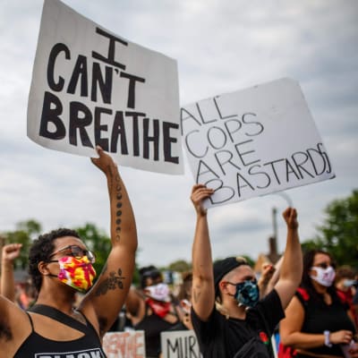 Människor protestererar mot polisbrutaliteten efter att George Fluys misshandlats till döds av en polis 26.5.2020 i Minneapolis 