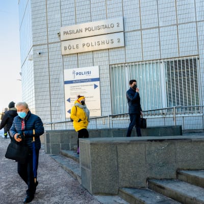 Pasilan poliisitalon edustalle on muodostunut jono.