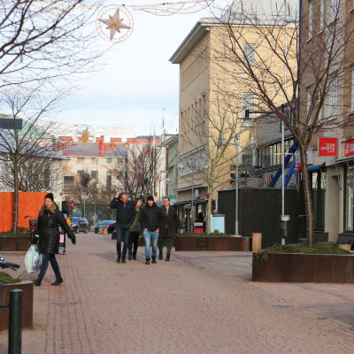 Ihmisiä Torikadulla Maarianhaminassa