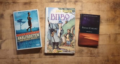 Böckerna Analfabeten som kunde räkna av Jonas Jonasson Bilbo eller en hobs äventyr av J.R.R Tolkien och Alkemisten av Paulo Coelho