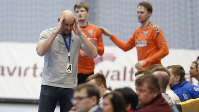 Ola Lindgren tar sig för huvudet