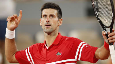 Novak Djokovic firar finalbiljetten efter att ha besegrat Rafael Nadal.
