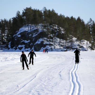 Retkiluistelijoita ja hiihtäjiä Järvisydämen ulkoliikuntareitillä Rantasalmella.