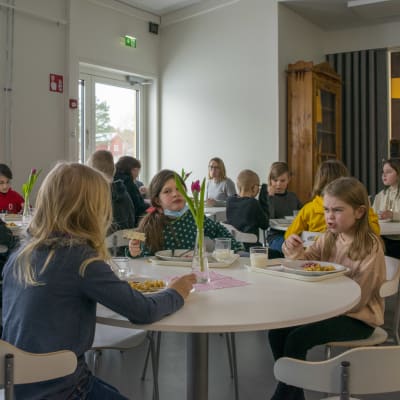Skolelever äter lunch i ny skolbyggnad i Houtskär.