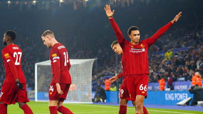 Trent Alexander-Arnold sträcker armarna i luften