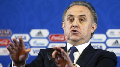 Vitaly Mutko viftar med händerna under en presskonferens.