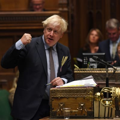 Boris Johnson elehtii puhuessaan parlamenttisalissa