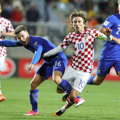 Luka Modric med bollen mot Finland.
