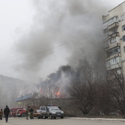 Byggnad i Mariupol brinner efter en raketattack mot Mariupol den 21 januari 2015.