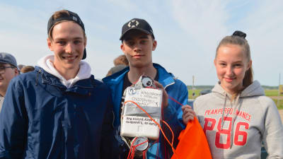 Tre ungdomar med en hemgjord vädersatellit