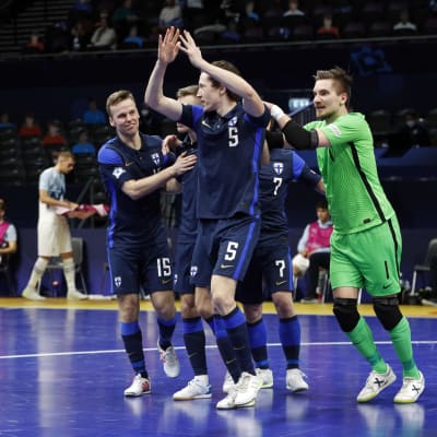Suomi juhlii 1-0-maalia futsalin EM-kisoissa Sloveniaa vastaan.
