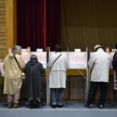 Väljare röstar i Japan.