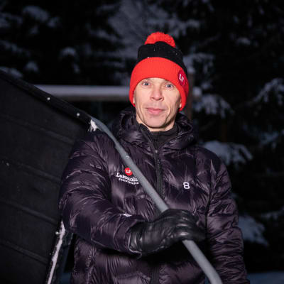 Toni Heikkinen lumikola olallaan.