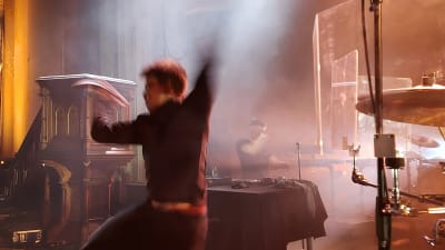 Lukas Kihlman dansar runt på scen i Oslo, i bakgrunden hans dj.