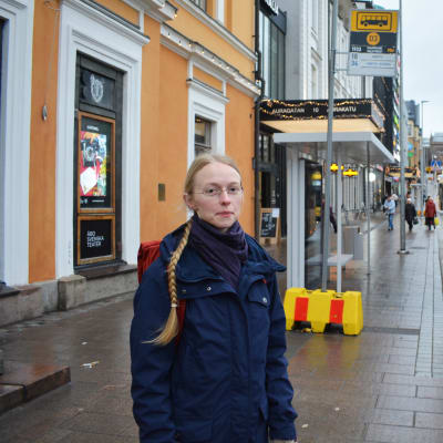 Noora Gherghel framför Åbo Svenska Teater den 11.11.2022. Foto: Mikael Piippo/Yle