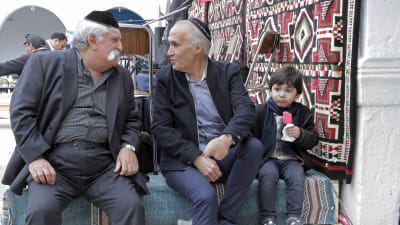 Äldre judiska herrar i samspråk i El Ghribasynagogan på Djerba under Lag Baomer 2018.