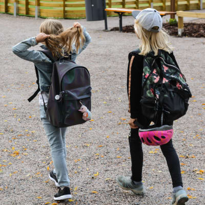 Skolelever går på skolgården