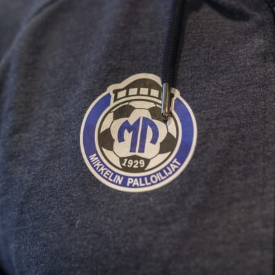 Mikkelin Palloilijoiden logo paidassa
