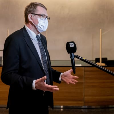 Valtiovarainministeri Matti Vanhanen haastateltavana.