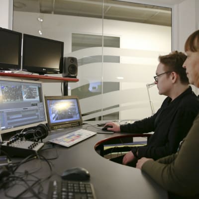 Selkouutisten leikkaamista.