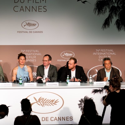 Hytti nro 6 -elokuvan tekijät Cannesin elokuvajuhlien lehdistötilaisuudessa.