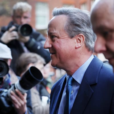 Entinen pääministeri David Cameron lehdistön tentattavana pääministerin virka-asunnon luona maanantaiaamuna.