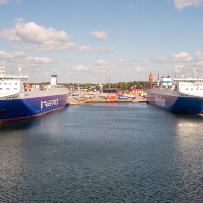 Två containerfartyg i Hangö hamn en solig sensommardag.