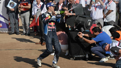 Sebastien Ogier firar med en champagneflaska