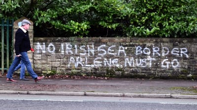 Graffiti på en mur: "NO IRISH SEA BORDER - ARLENE MUST GO".