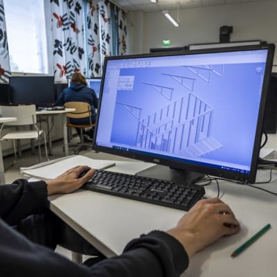 Opiskelija suunnittelee rakennusta tietokoneella