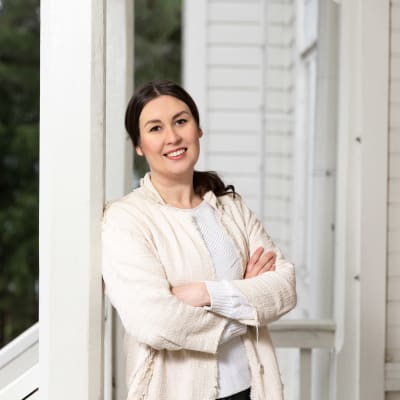 Tiina Elovaara nojaa terassin kaiteeseen.