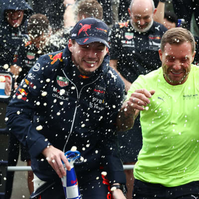 Max Verstappen juhlii Unkarin GP:n voittoa shampanja-suihkussa.
