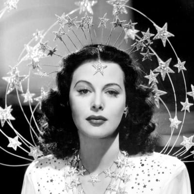 Elokuvatähti Hedy Lamarr glamourkuvassa vuonna 1941. Kuva dokumenttielokuvasta Seksipommi.