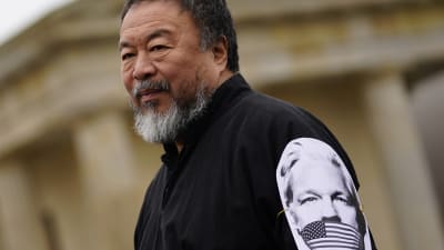 Den kände kinesiske konstnären Ai Weiwei deltog i en demonstration i Berlin den 2 maj där man krävde att Assange friges. 
