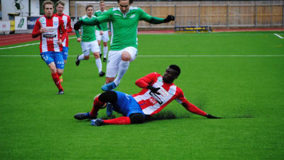 BK:s Alieu Ceesay stoppar EIF:s Ville Sevóns framfart.