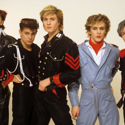 Duran Duran -yhtye ryhmäkuvassa 1982. Hienot föönatut hiukset.