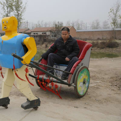 Robot som drar en rickshaw i Kina.
