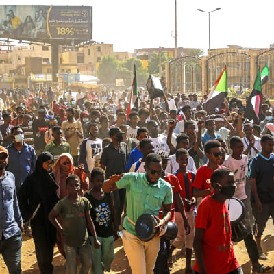 Demonstranter i Sudans huvudstad Khartoum protesterar mot den styrande militärjuntan. 
