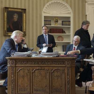 Donaldn Trump talar med Vladimir Putin i telefon.