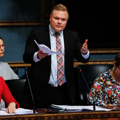 Kurvinen puhuu.