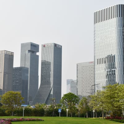 Otaliga framgångsrika privatföretag har låtit uppföra pompösa högkvarter i storstäderna. Den privata sektorn är livsviktig för Kinas ekonomi.