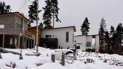 tre nybyggda hus i en backe