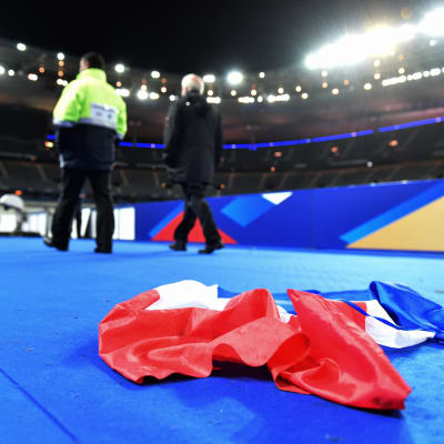 En fransk flagga ligger på marken på Stade de France.