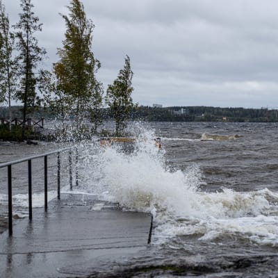 Vågor slår mot en brygga i Näsijärvi i Tammerfors under stormen Aila den 17 september 2020.