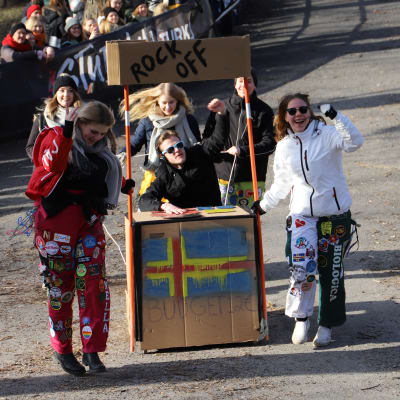 En pulka i form av ett bås med texten Rock off och en bild av Åländska flaggan.